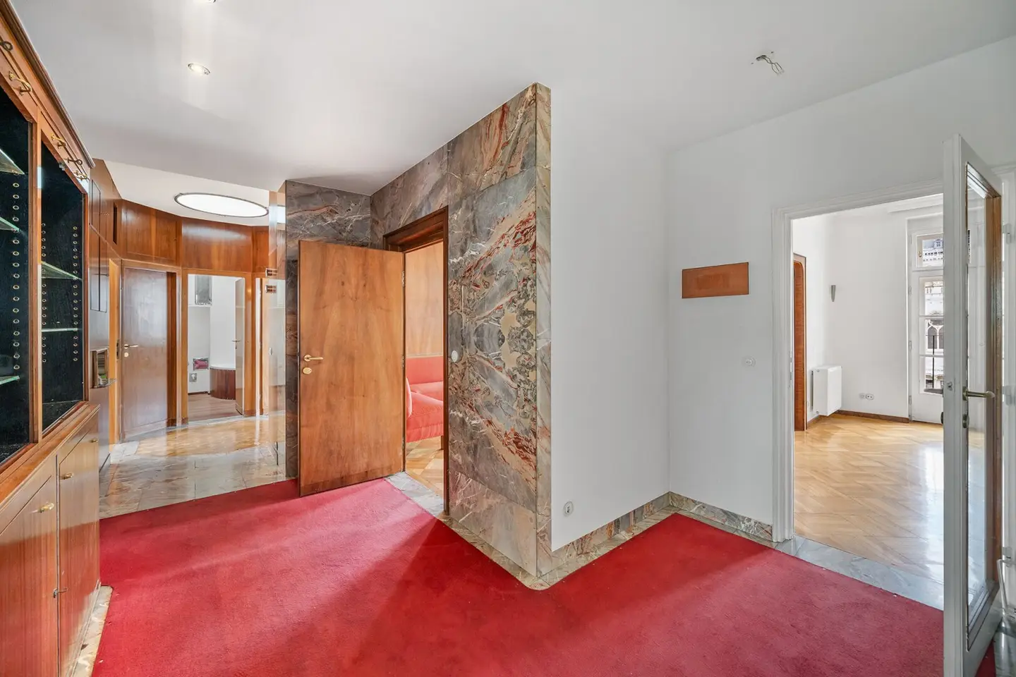 Historic living at the Rathaus – exceptional period apartment with terrace