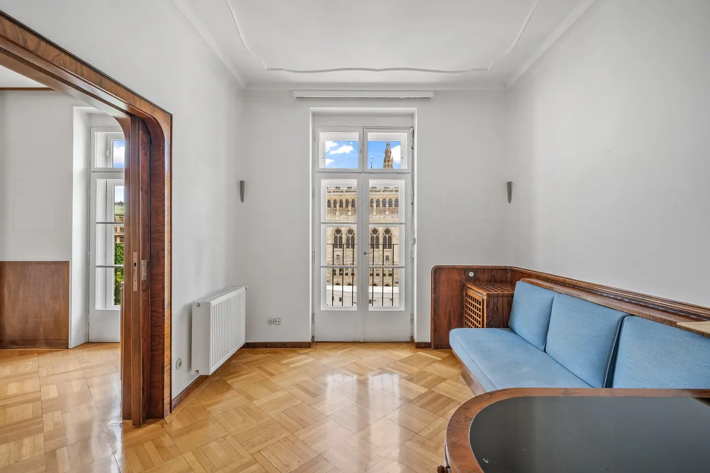 Historic living at the Rathaus – exceptional period apartment with terrace