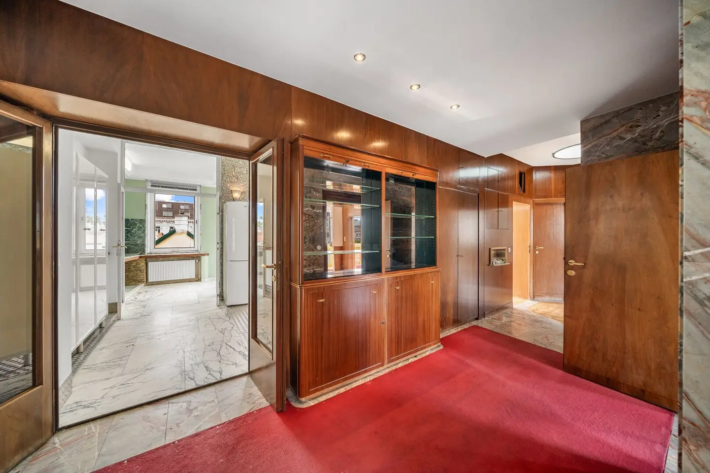 Historic living at the Rathaus – exceptional period apartment with terrace