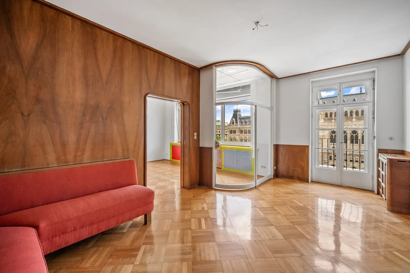 Historic living at the Rathaus – exceptional period apartment with terrace