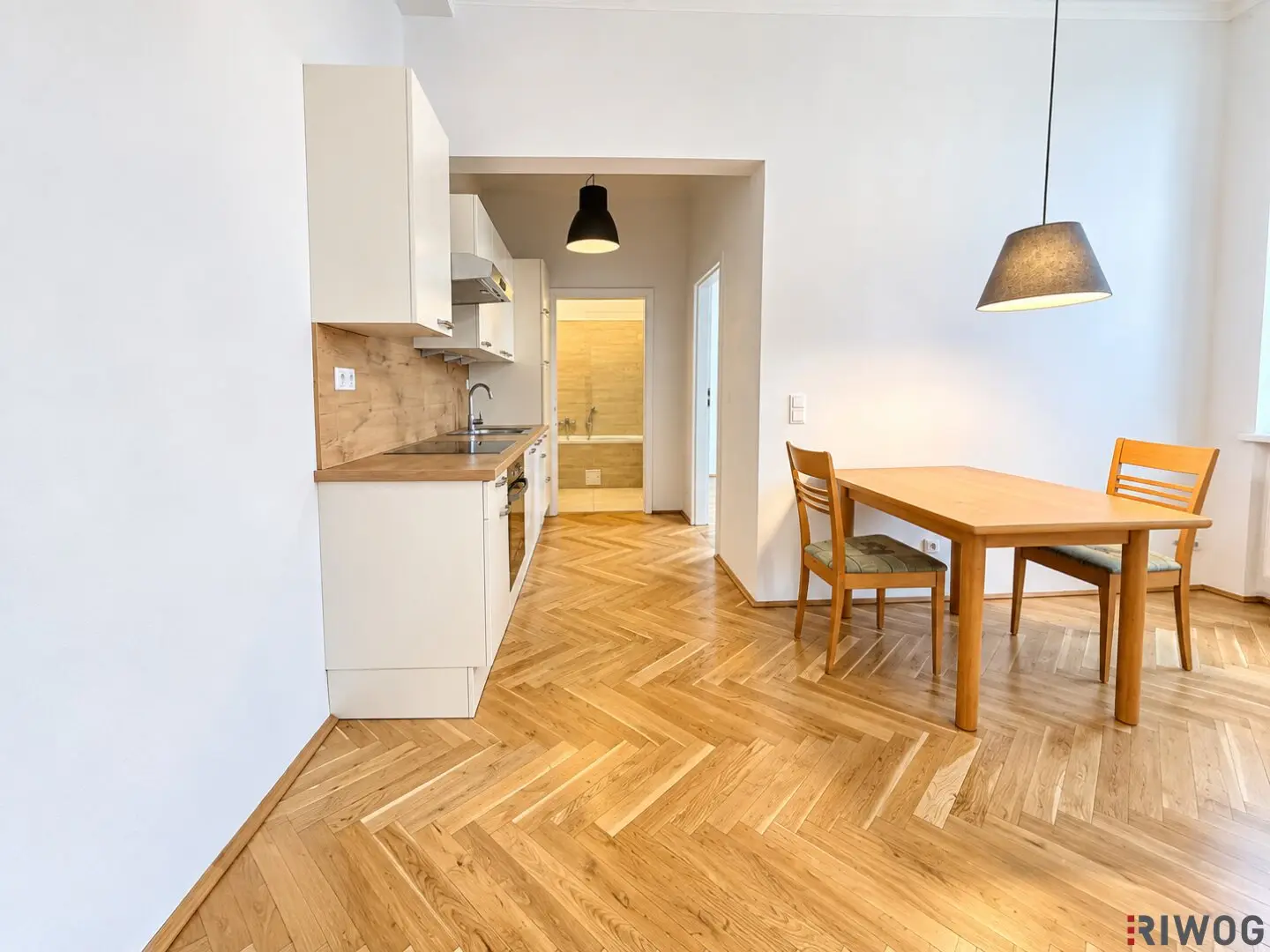 Sanierte 2-Zimmer Altbauwohnung mit Balkon