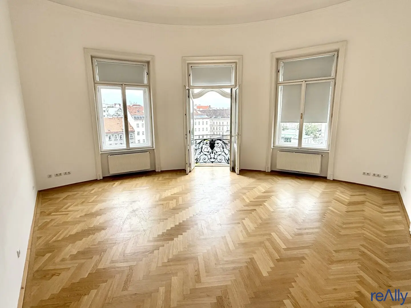 Altbau-Büro direkt am Naschmarkt mit Klopfbalkon