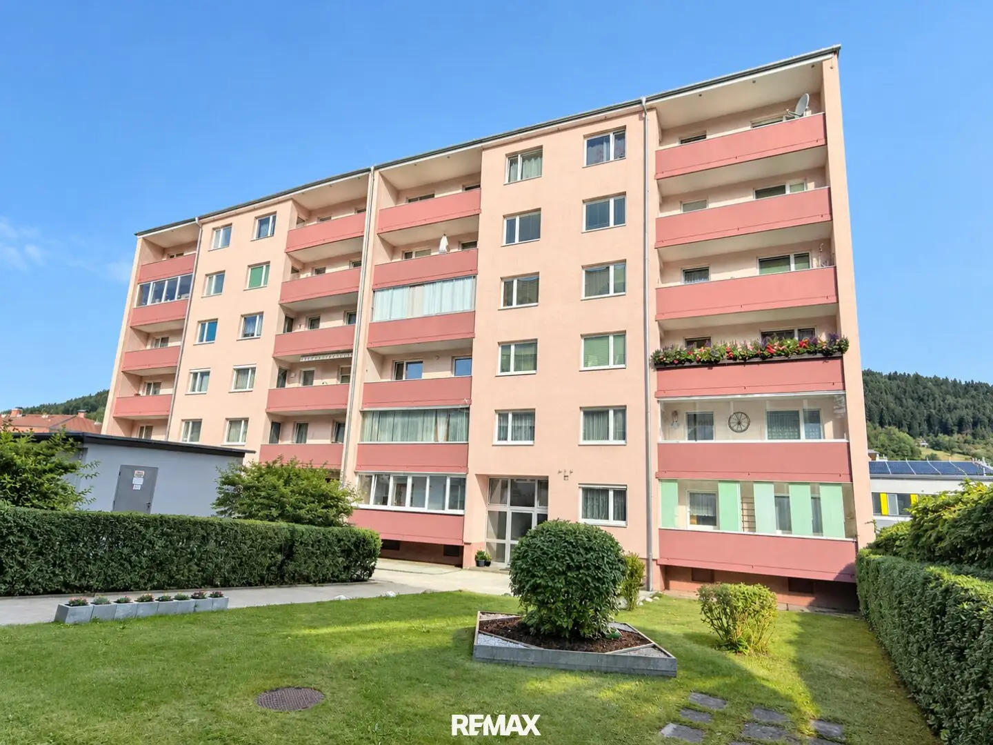 Charming 2-room 61m² apartment in Mürzzuschlag with 9m² loggia, well maintained fitted kitchen, bathroom and WC