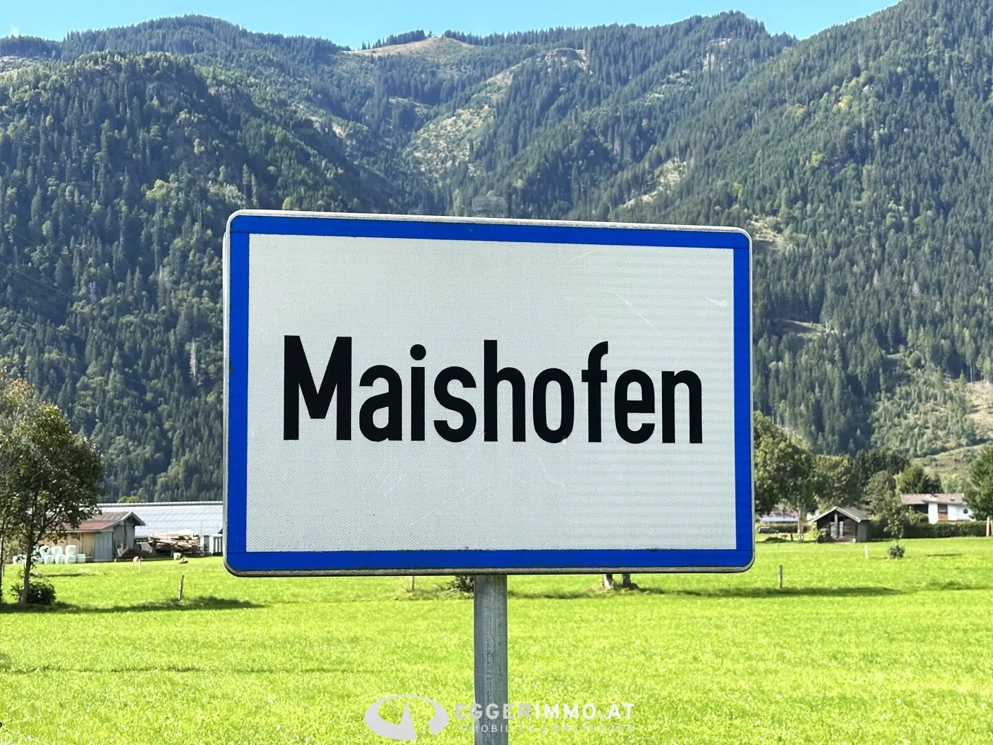 5751 Maishofen: spacious, sunny, 4-room apartment with 2 balconies, in the center of Maishofen, 1 underground parking space