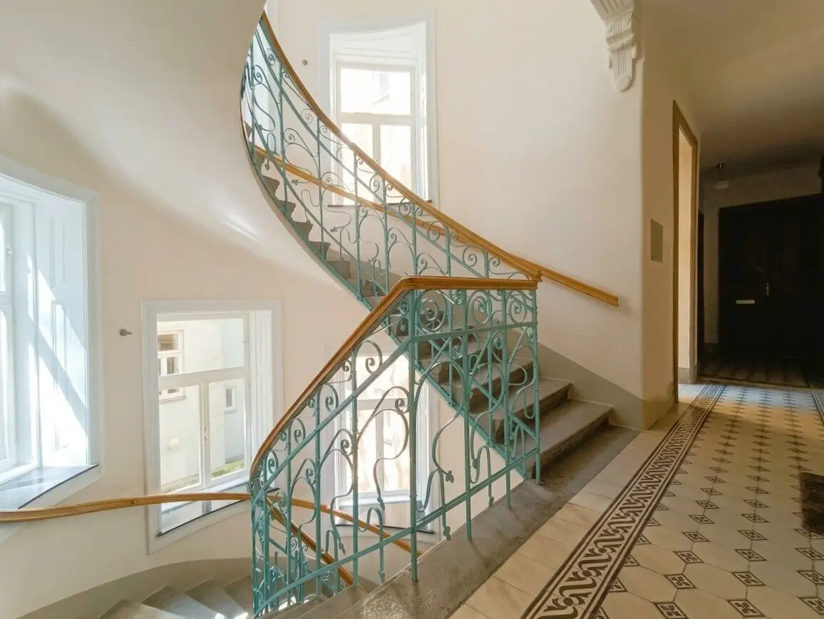 From 2 to 1, more space, more possibilities, more period building, approximately 87 m² on the 2nd floor