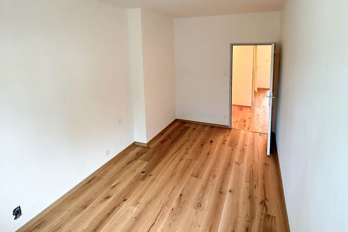 3 rooms, south balcony and quiet courtyard location at Wilhelminenberg