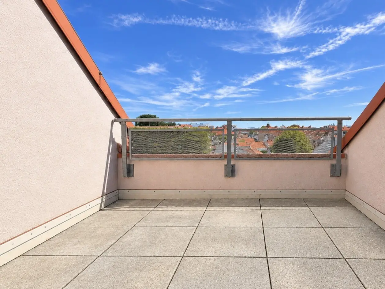Apartment with gallery, sunny terrace and underground parking space