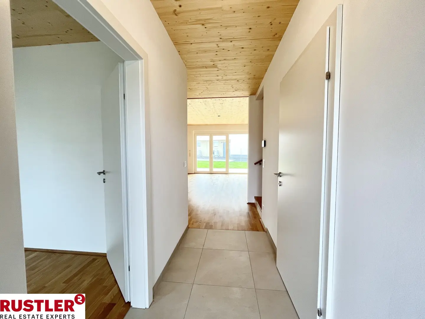 Familienwohnung with private garden and photovoltaics