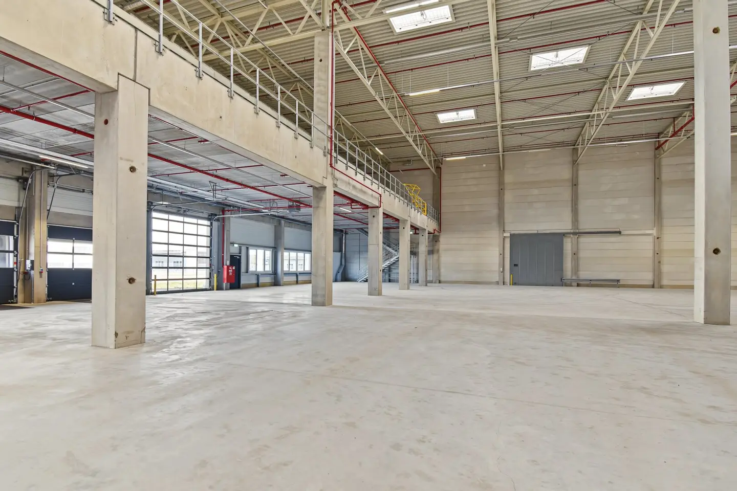 Kombination Lager 3579 m2 inklusive Büro 230 m2 südlich von Wien