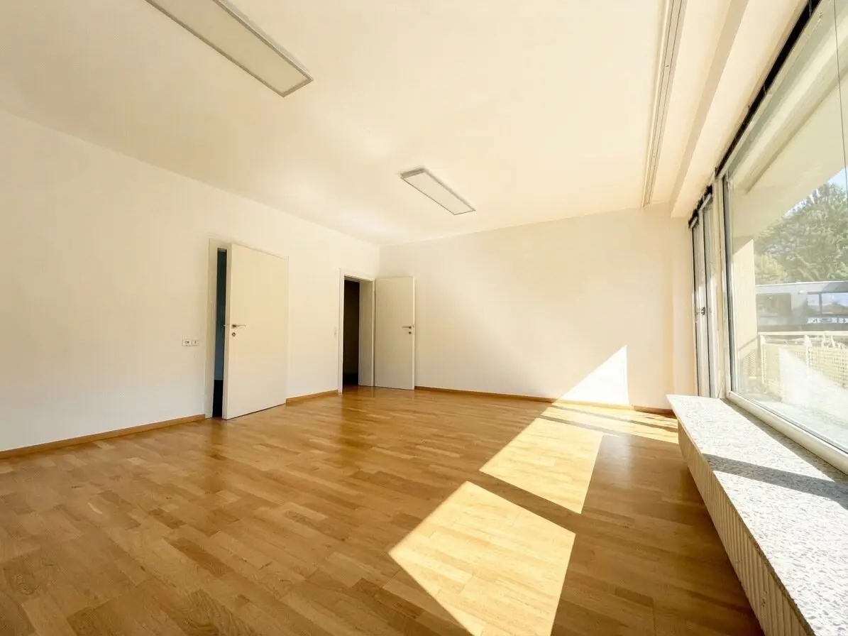 Bright, modern office space with spacious balcony and parking spaces