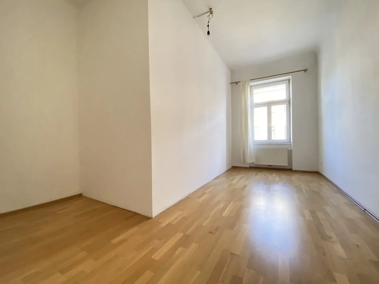 Beautiful corner apartment near U1 Keplerplatz