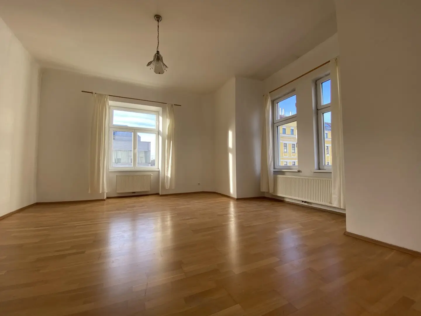 Beautiful corner apartment near U1 Keplerplatz