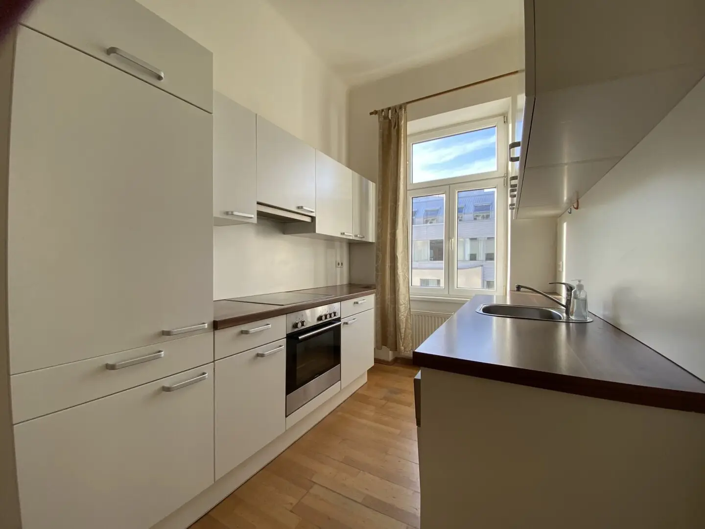 Beautiful corner apartment near U1 Keplerplatz