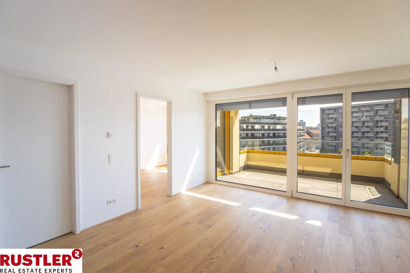 High quality new build apartment with loggia and excellent transport links