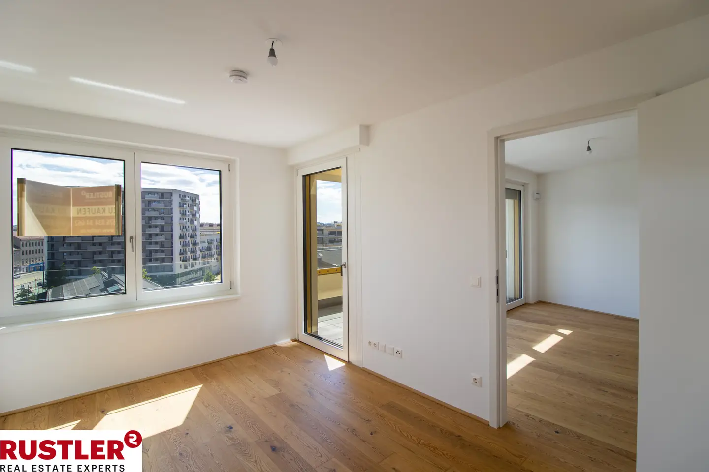 High quality new build apartment with loggia and excellent transport links