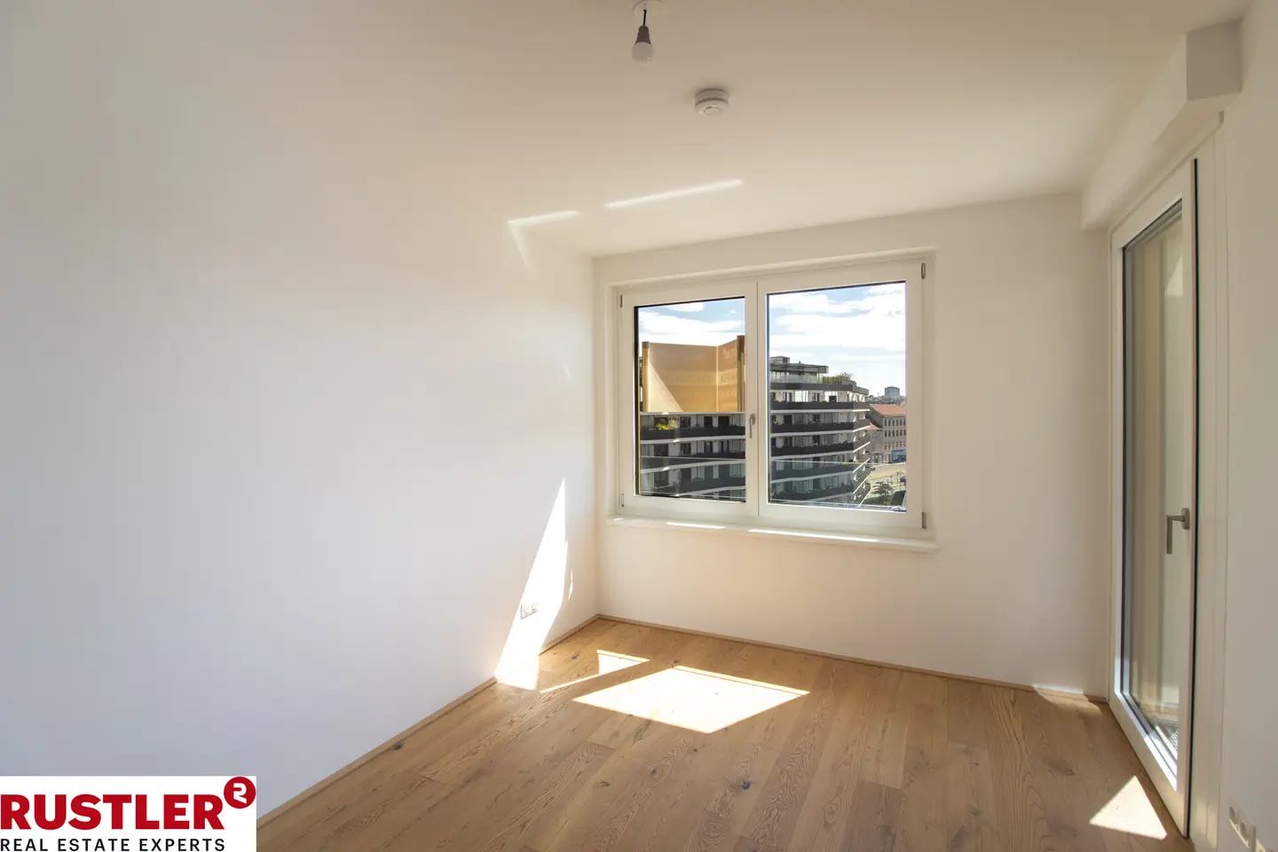 High quality new build apartment with loggia and excellent transport links