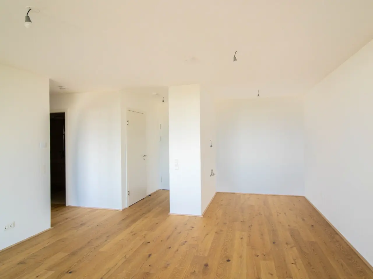 Apartment in first occupancy near central station with loggia