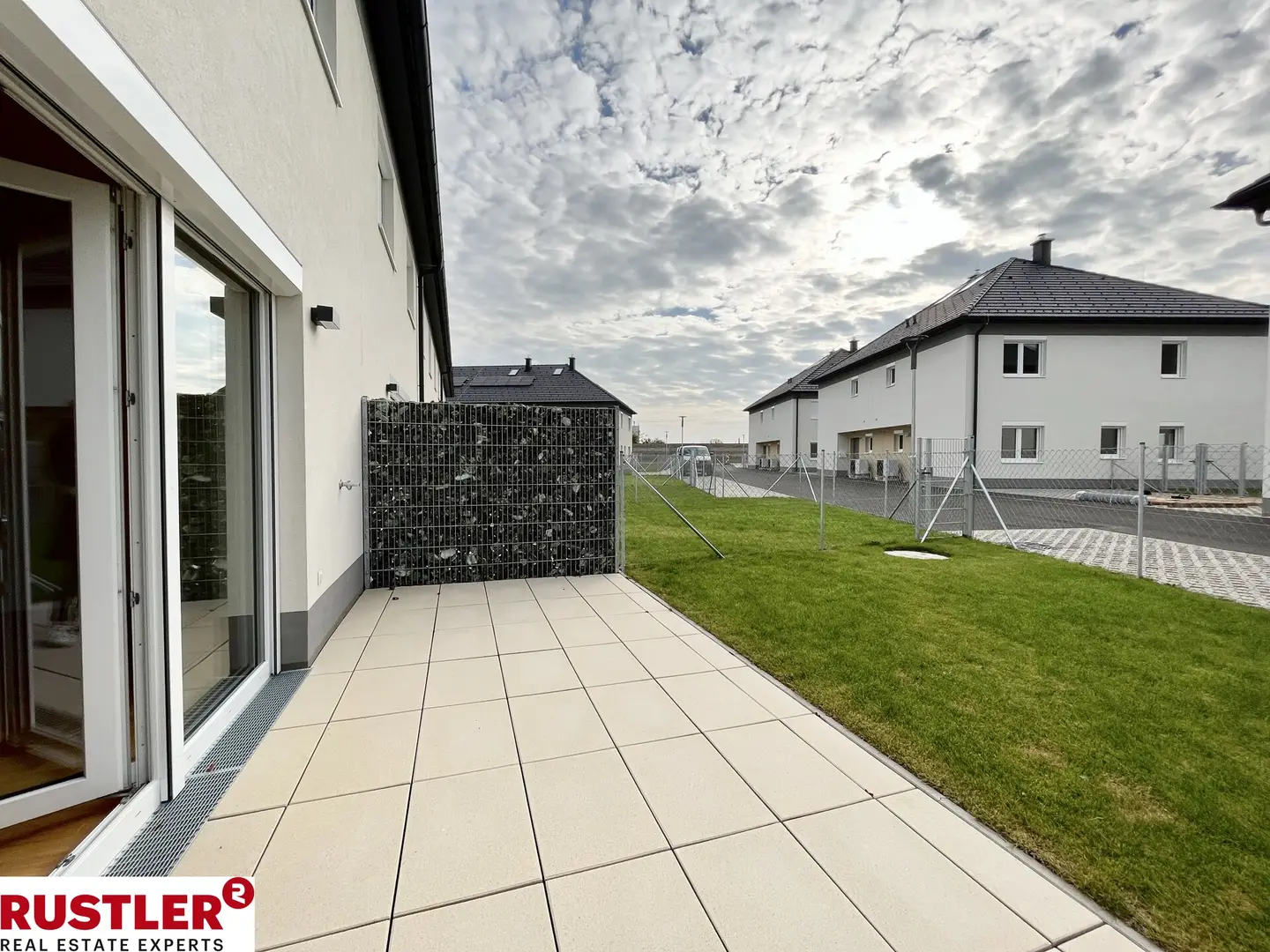 Family apartment with private garden and photovoltaic
