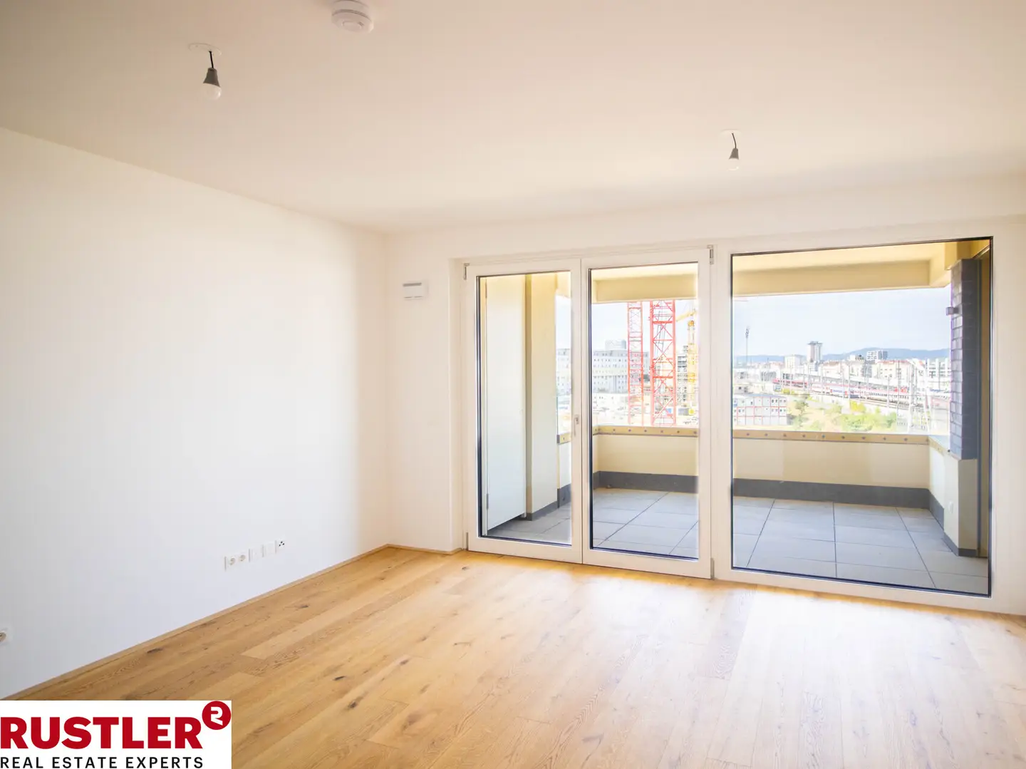 Bright Wohnung near main station with loggia