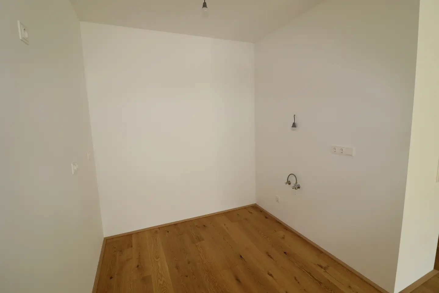 Wohnung bezugsfertig nahe U1 Hauptbahnhof mit Loggia