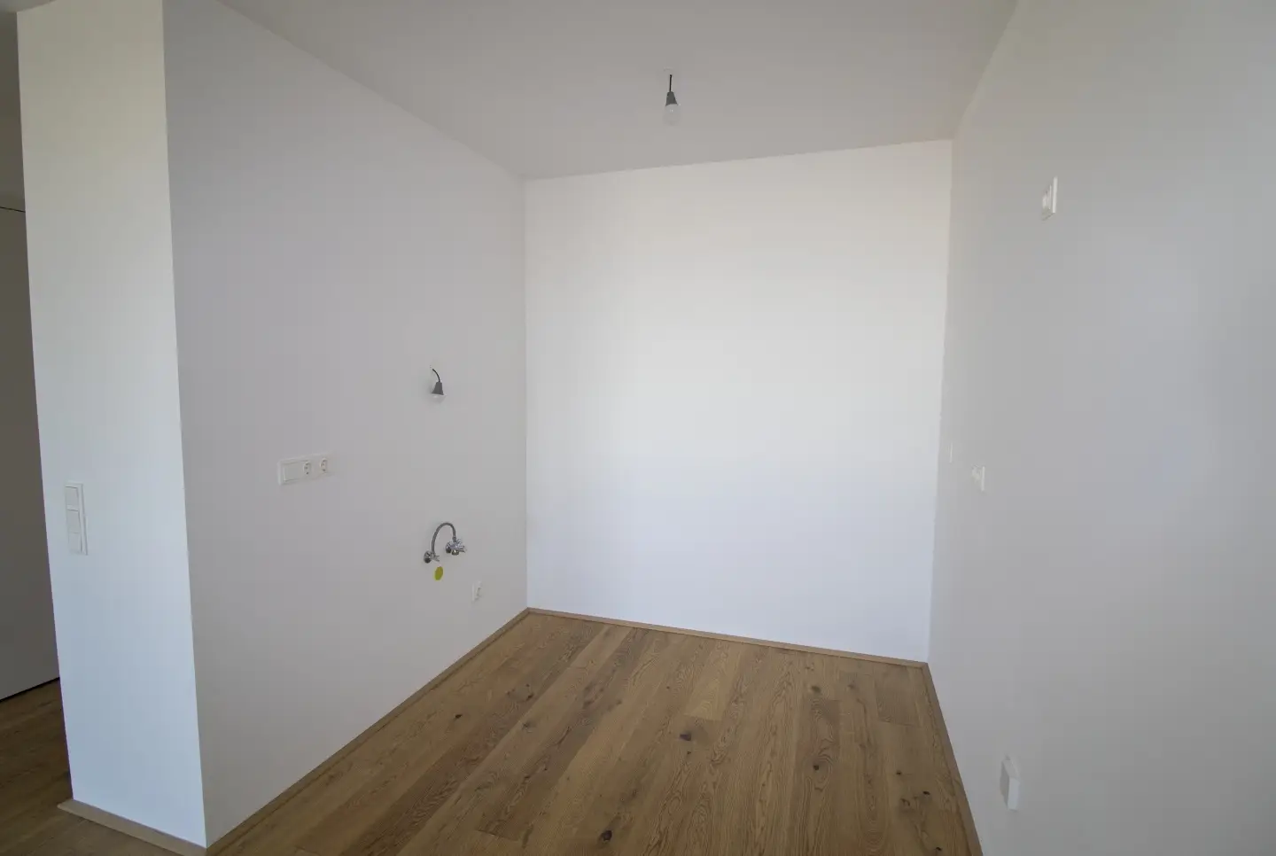 Bright new build Wohnung with loggia