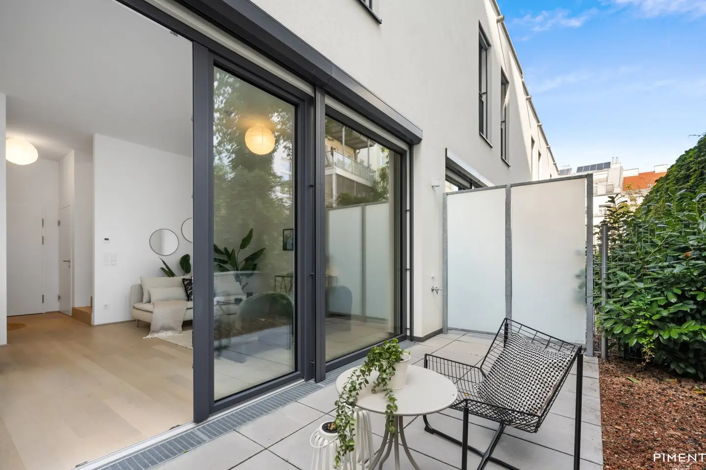 Modernes Townhouse/Atelier mit Terrasse und Garten