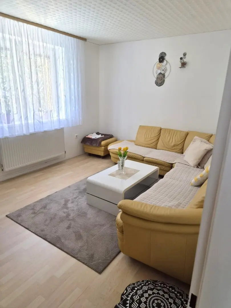 Nachhaltig wohnen im Weinviertel: Charmantes und gepflegtes Ziegelmassiv-Einfamilienhaus in Top-Lage von Asparn - nahe Mistelbach: 4 Zimmer + separate Küche, Garage, Dämmung &amp; Kunststofffenster um nur 199.900 €
