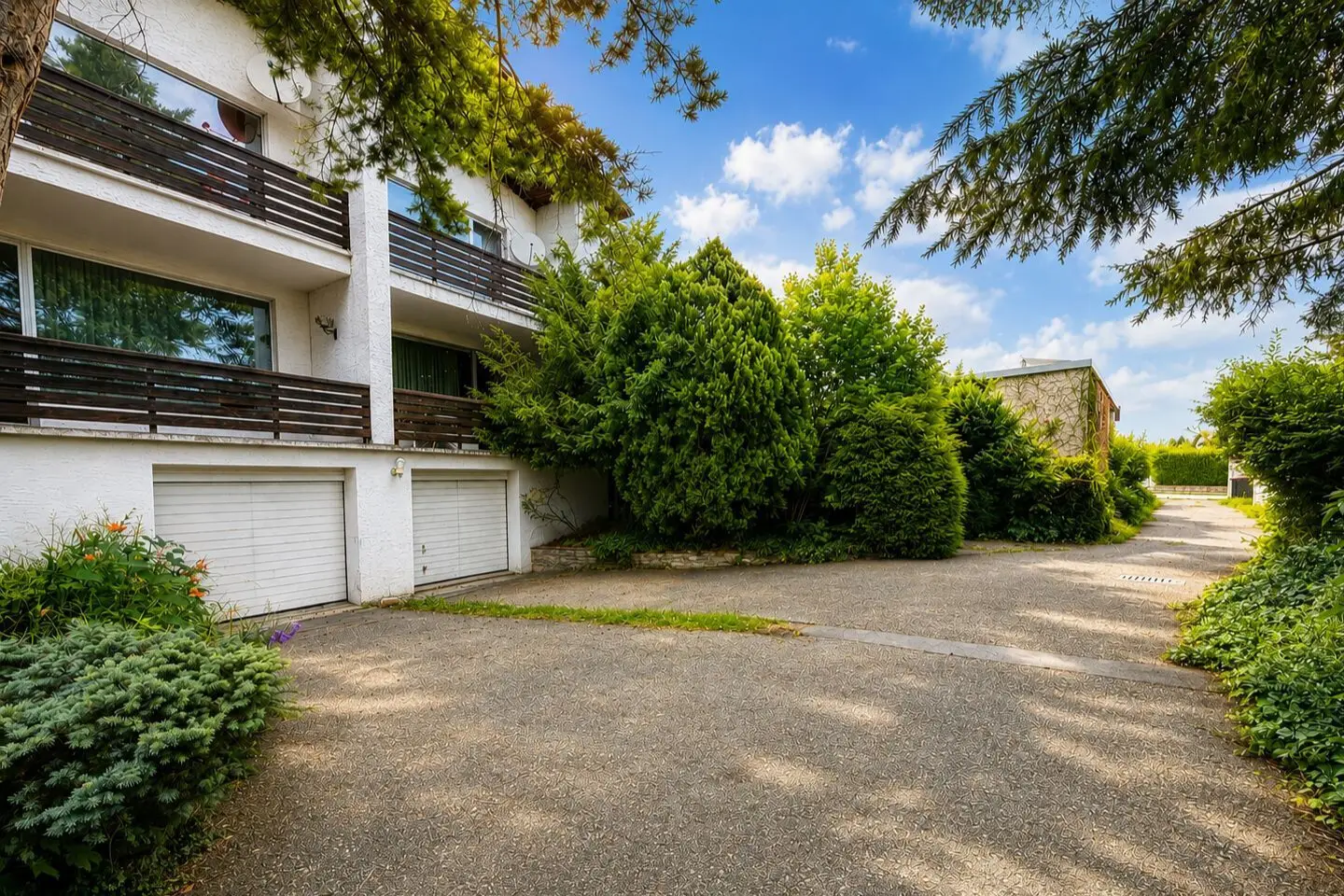 Semi detached with two units on large plot investment apartment