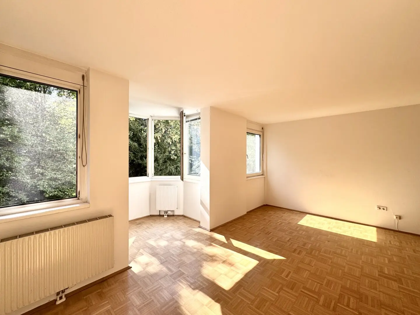 Dream view into garden landscape, South-facing 2-room new building with charming bay window, Garage option