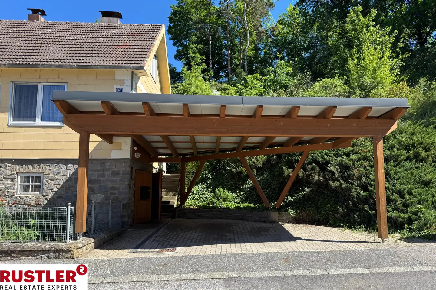 Ruhig gelegene Familienwohnung mit südlichem Vorgarten und Carport
