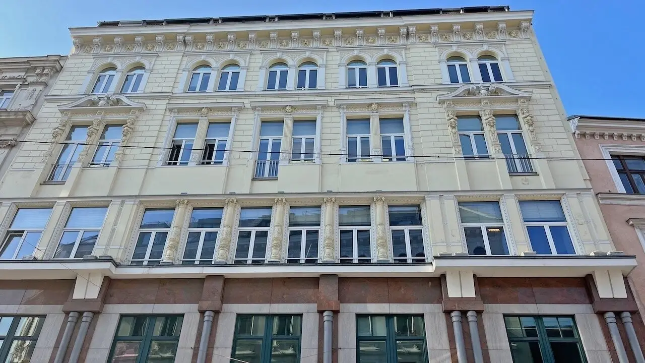 Flexible commercial space with 3 parking spaces + storage in a prime location in Margareten","de":"Flexible Gewerbefläche mit 3 Parkplätzen + Lager in Bestlage von Margareten!"