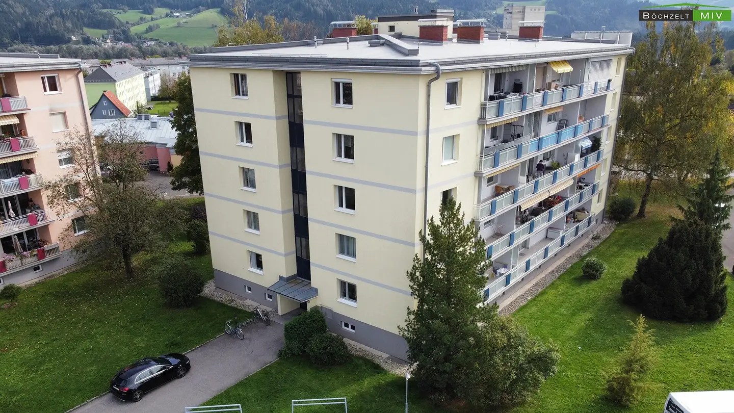 Teilsanierte 3-Zimmer-Wohnung im 1. Obergeschoss mit großzügiger Loggia