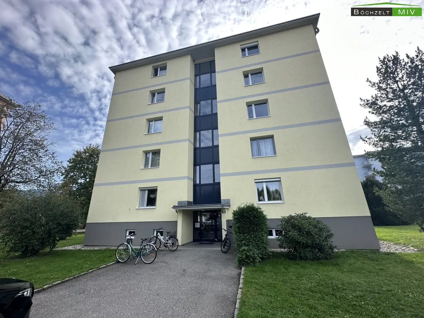 Teilsanierte 3-Zimmer-Wohnung im 1. Obergeschoss mit großzügiger Loggia