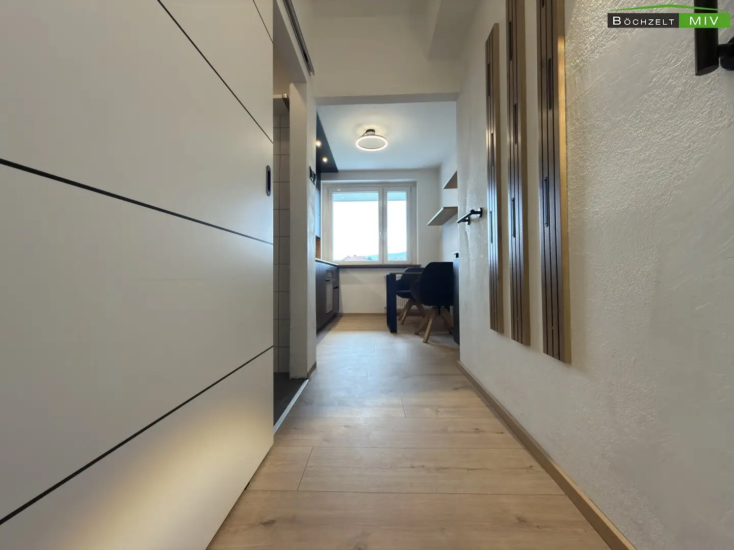 Teilsanierte 3-Zimmer-Wohnung im 1. Obergeschoss mit großzügiger Loggia