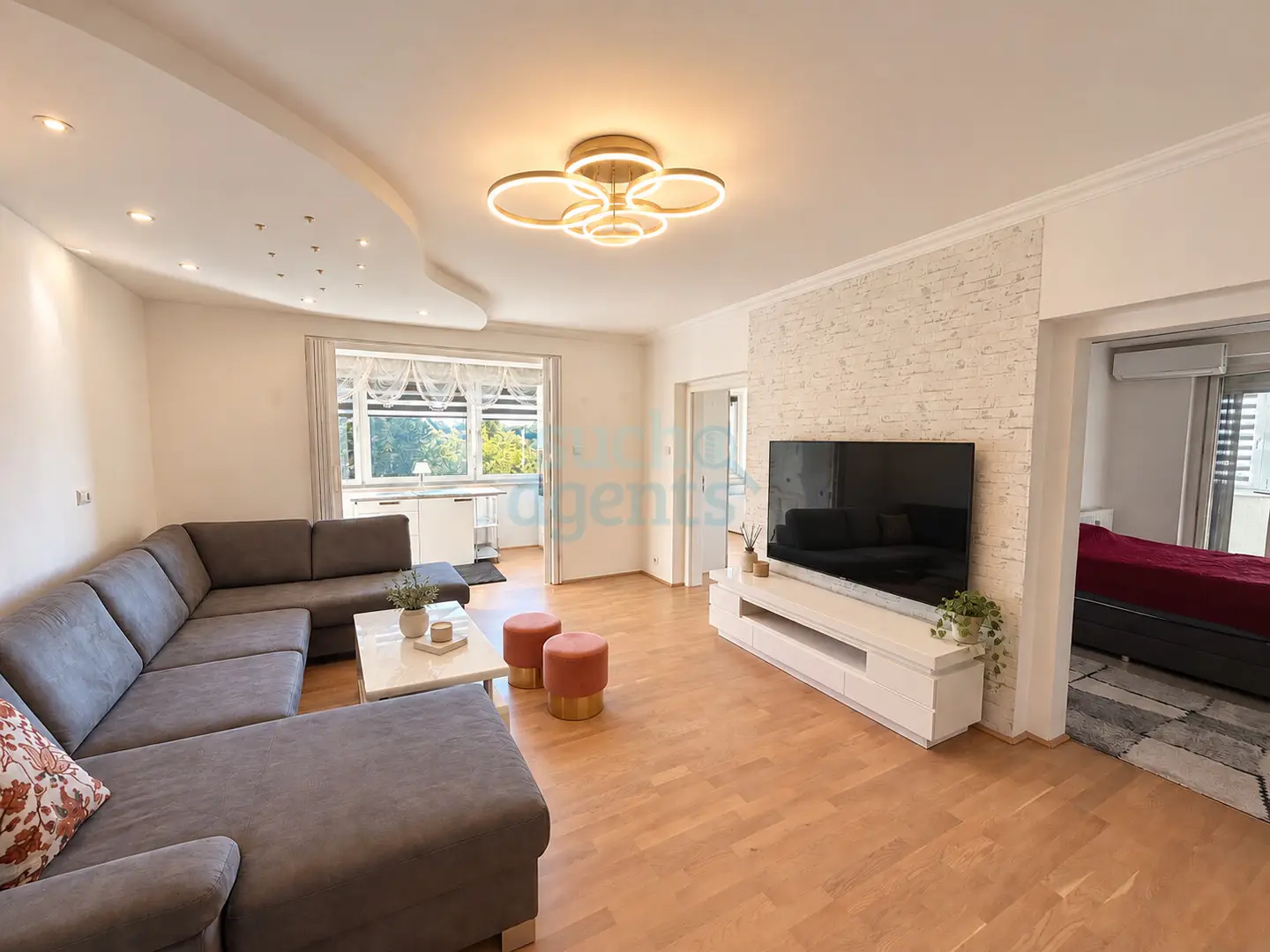 Helle Wohnung mit verglaster Loggia und Lift