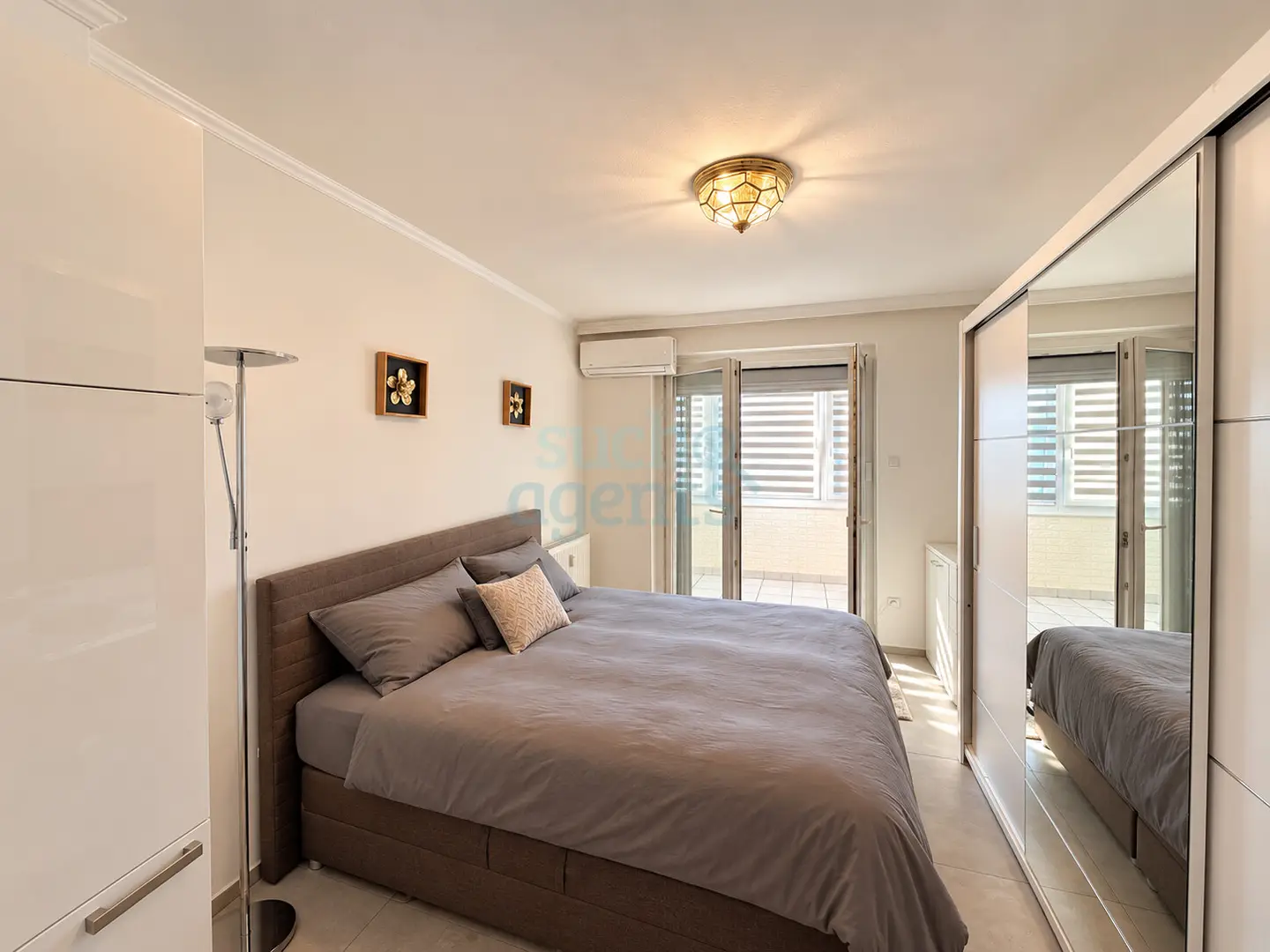 Helle Wohnung mit verglaster Loggia und Lift