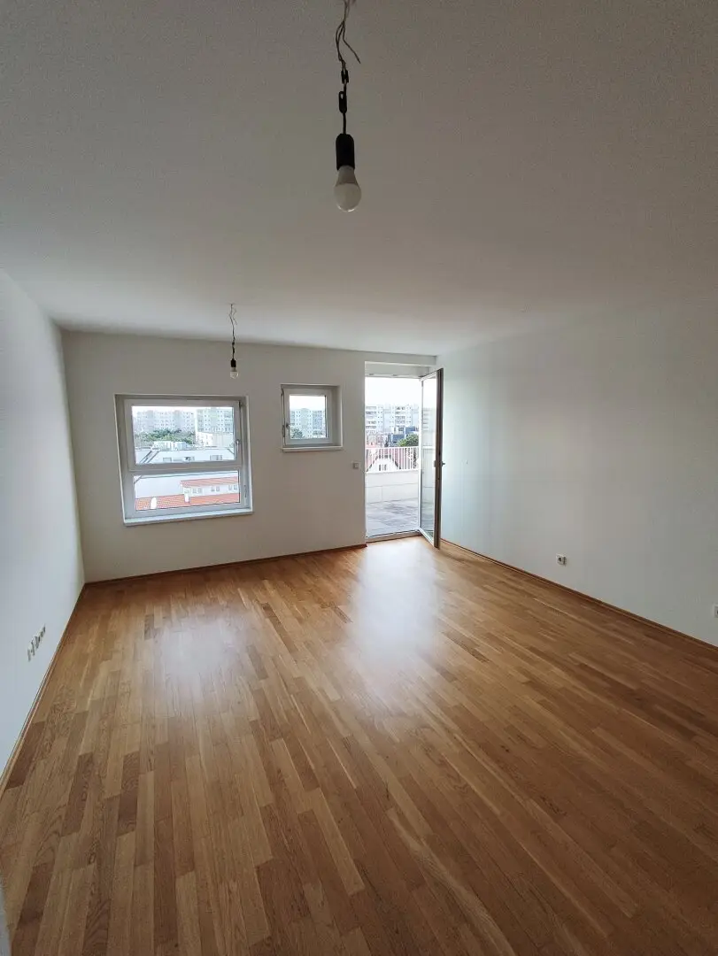 Bright Quiet Apartment with 10m² Balcony, on 5th Floor, 2 Min to U1, Kagraner Platz