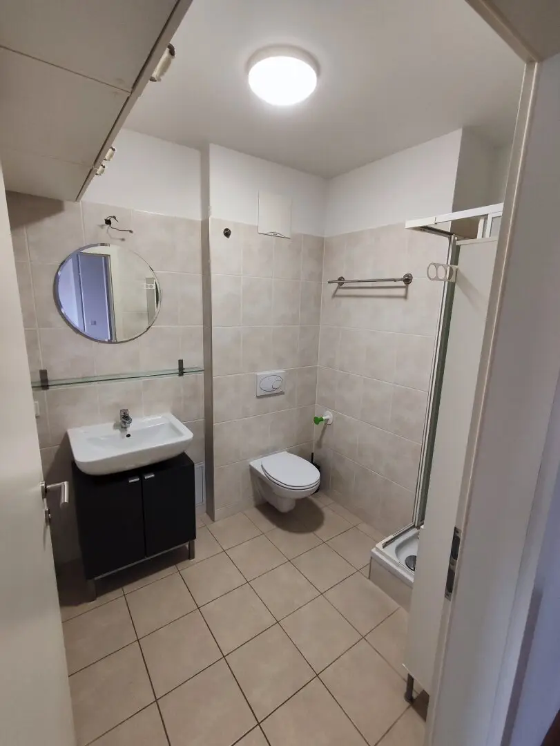 Bright Quiet Apartment with 10m² Balcony, on 5th Floor, 2 Min to U1, Kagraner Platz