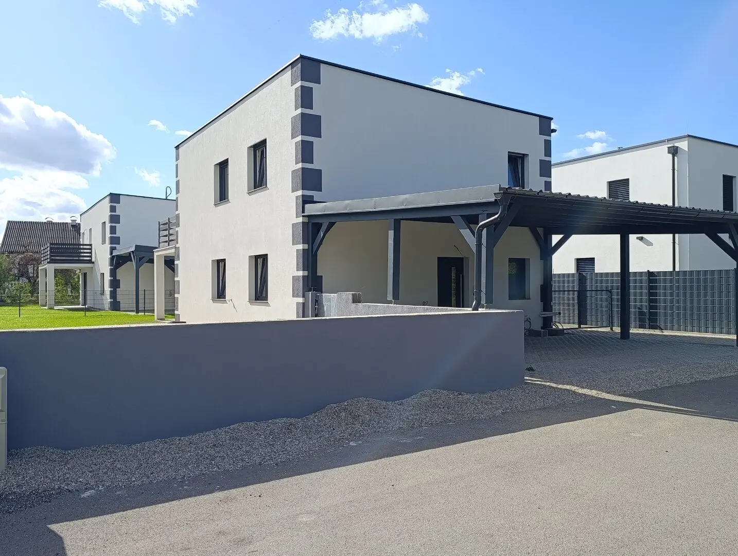 Turnkey single-family houses with garden, terraces & carport in Neunkirchen