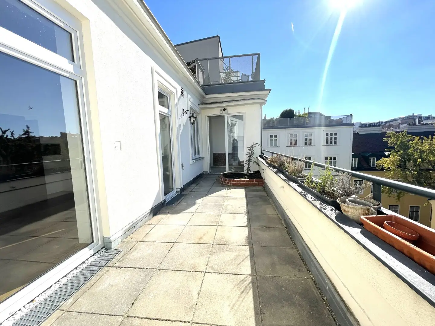 Near City Hall - 4-room period apartment with terrace for rent