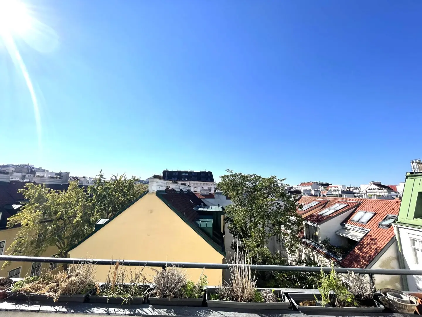 Near City Hall - 4-room period apartment with terrace for rent