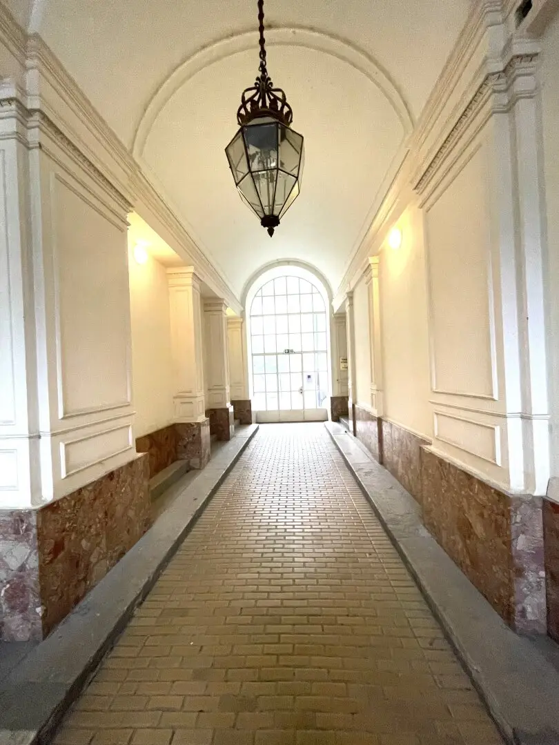 Near City Hall - 4-room period apartment with terrace for rent