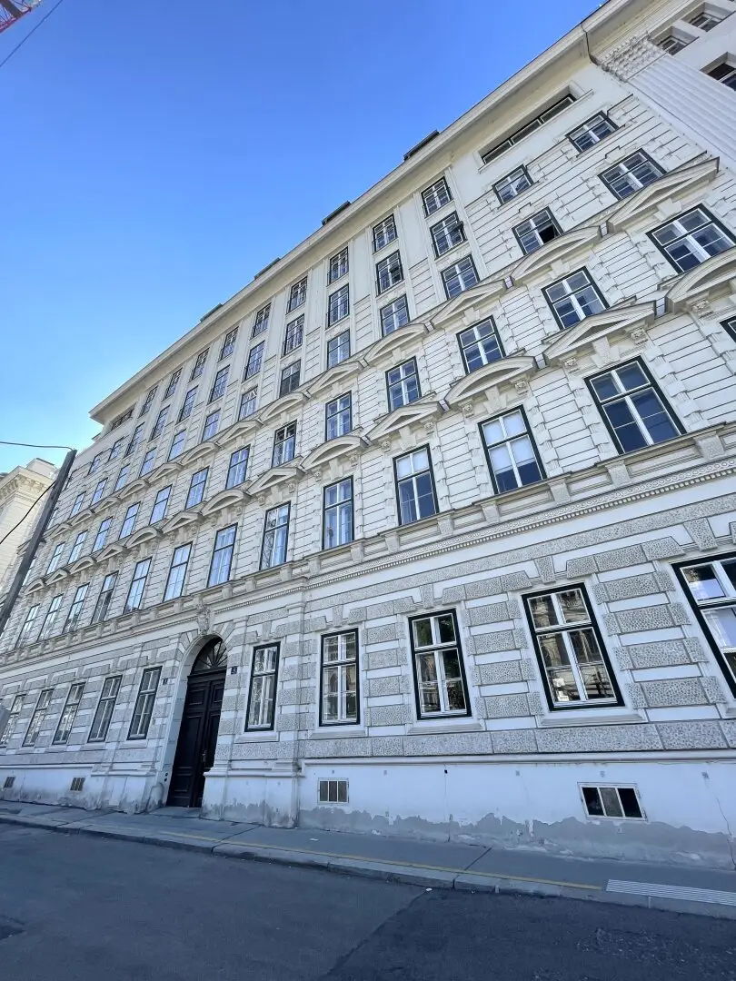 Rathausnähe - 4-Zimmer Stilaltbau-Wohnung mit Terrasse zu mieten !