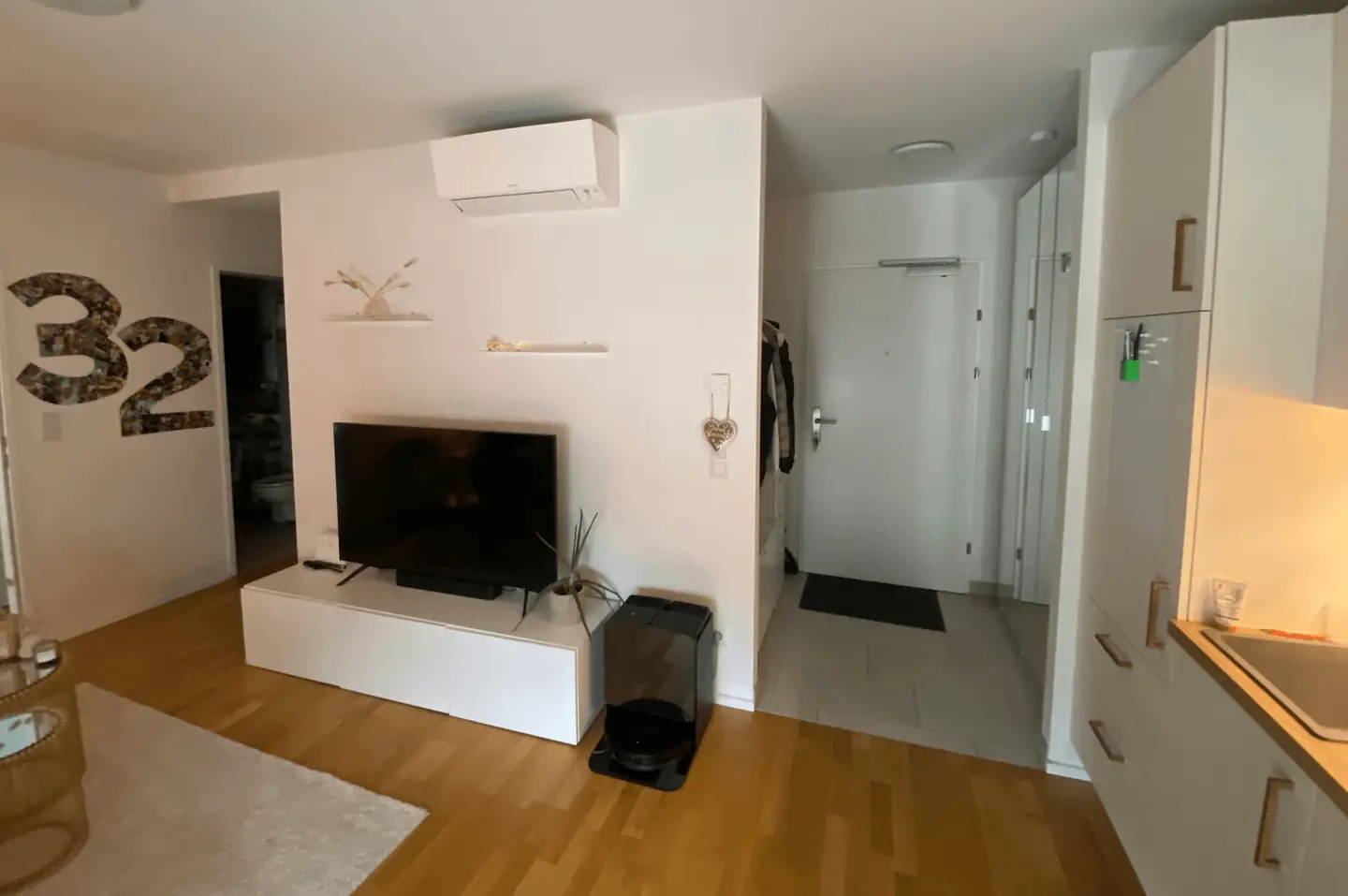 Helle Wohnung mit großer Terrasse und U Bahn Nähe