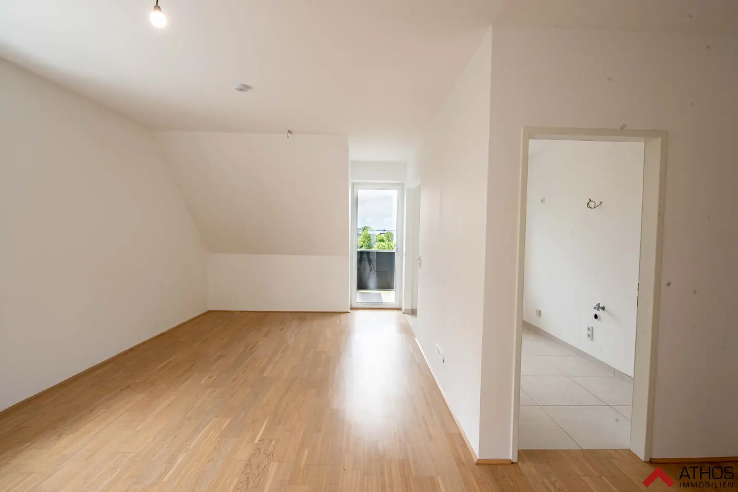Helle 3-Zimmer-Dachgeschosswohnung mit Balkon OHNE LIFT!