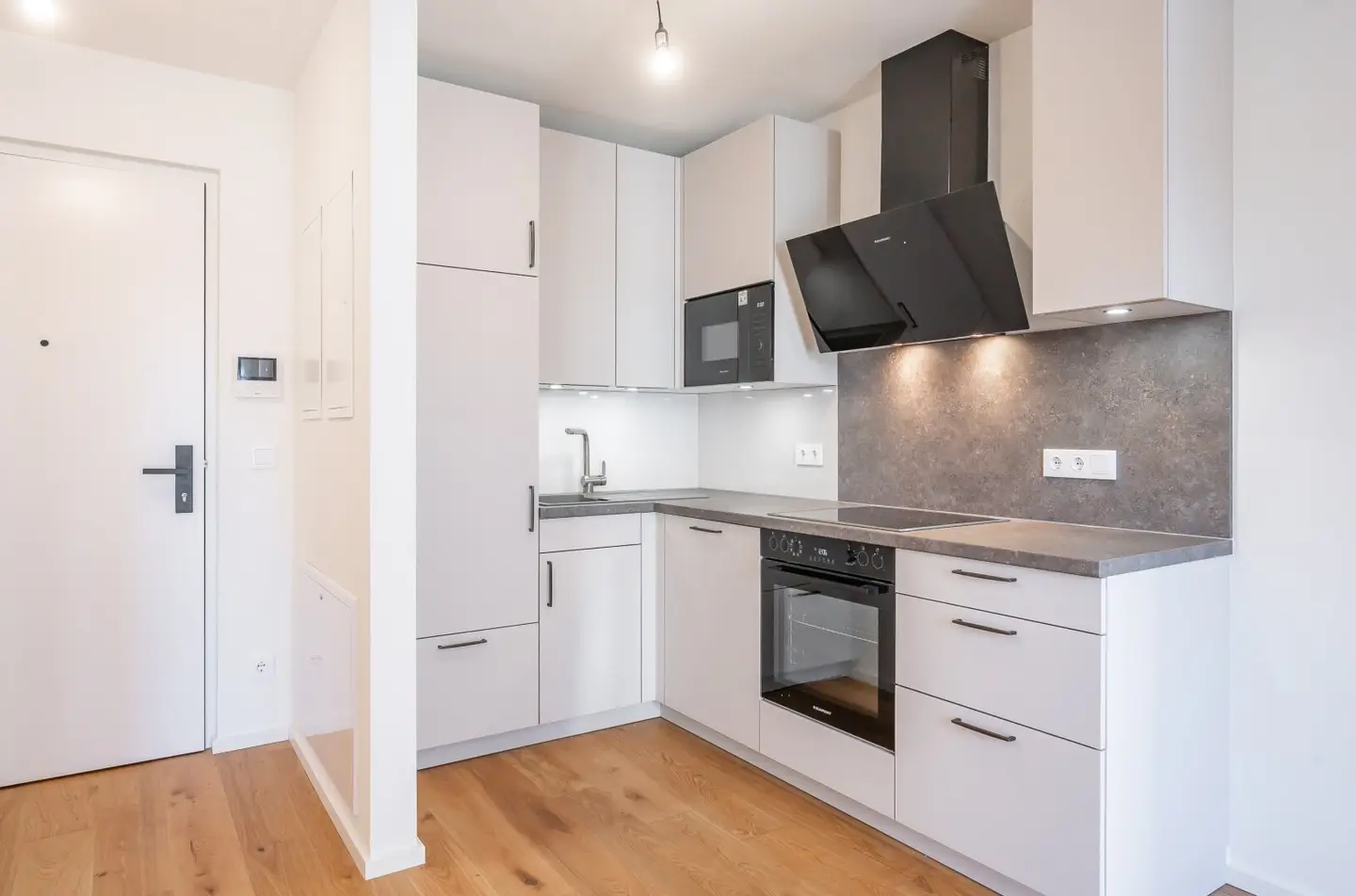First occupancy! Perfectly laid-out 2-room apartment including 2 outdoor areas near Aumannplatz and Kutschkermarkt