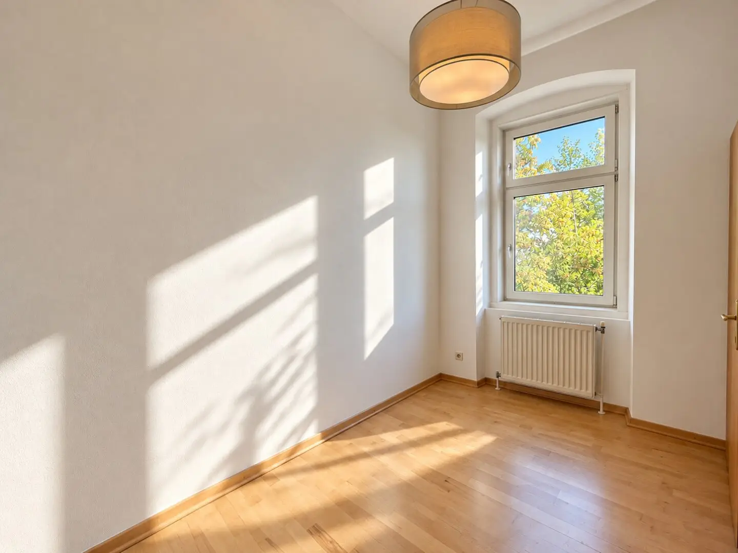2-room apartment in quiet courtyard location | approx. 44 m² living area | old building | 3rd floor | near Brunnenmarkt | top public transport connections