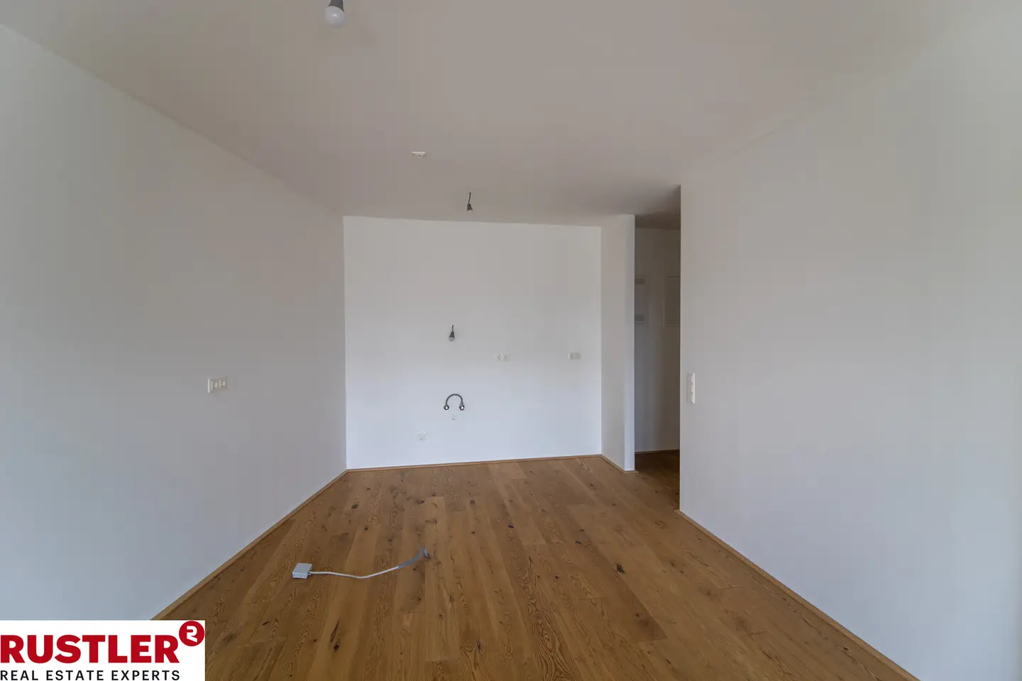 Move in ready Neubauwohnung with balcony and high quality parquet