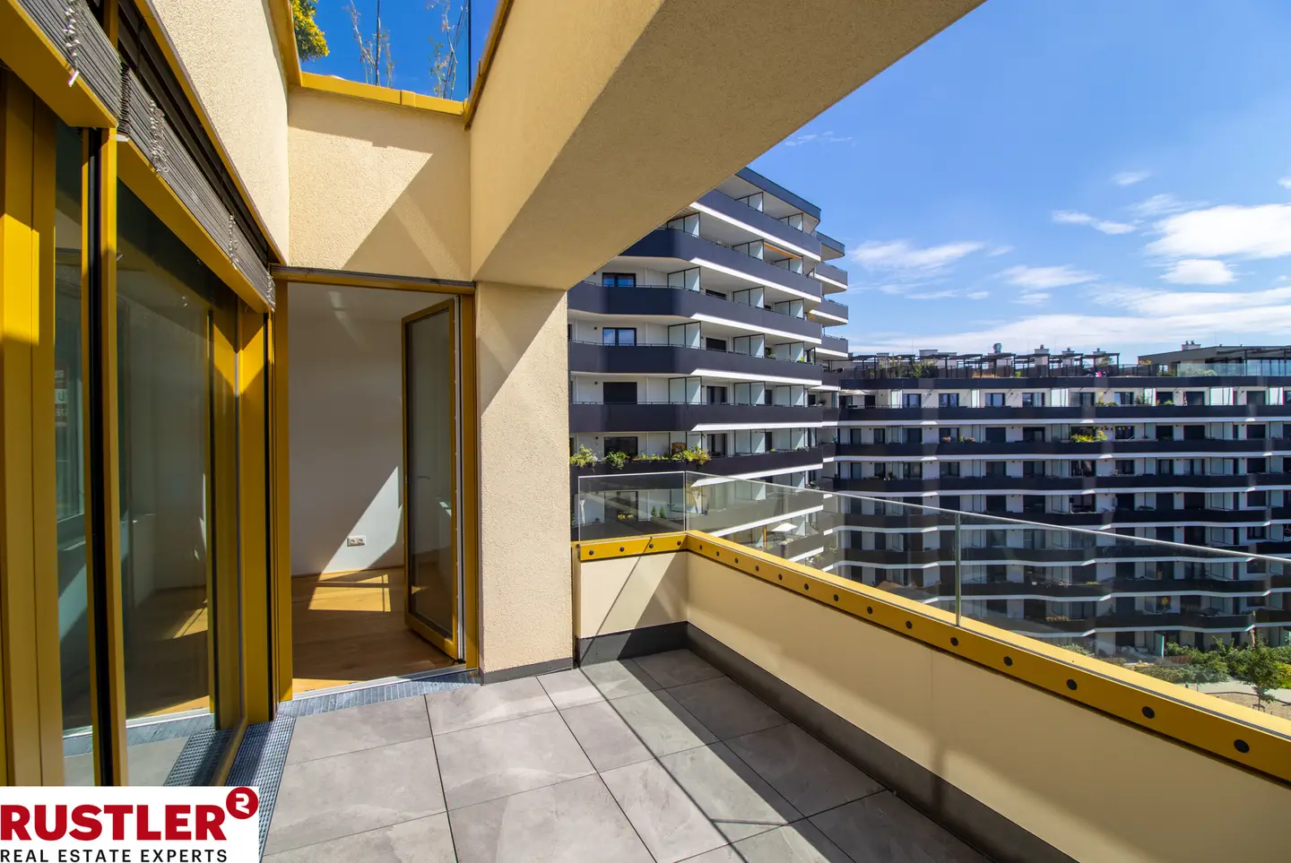 Move in ready Neubauwohnung with balcony and high quality parquet