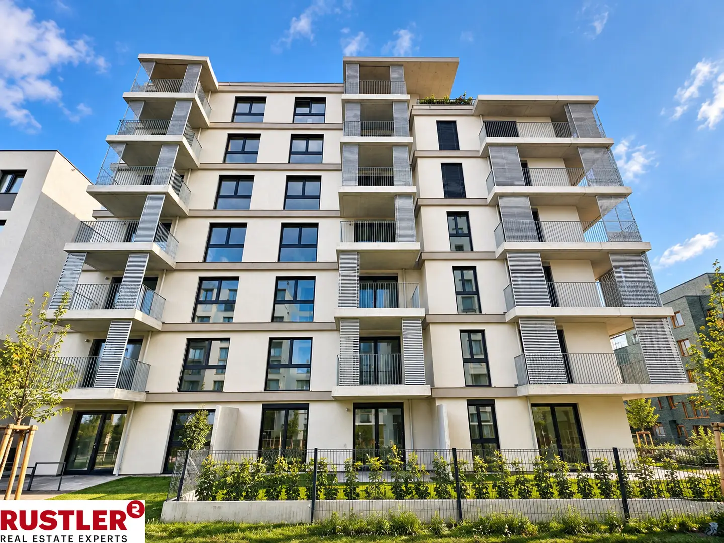 Modern Wohnung with large windows and excellent transport links